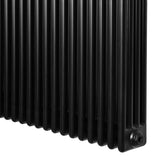 Svart traditionell 4-kolonnsradiator med ribbad yta, mått 300 x 1505 mm, perfekt för effektiv uppvärmning i hemmet