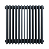 Traditionell 4-kolonnsradiator i antracitgrå, med släta, runda sektioner och en robust, industriell design för effektiv uppvärmning