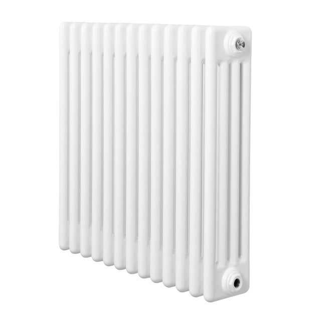 Traditionell vit 4-kolonnsradiator med släta ytor och rundade hörn, perfekt för att ge värme och stil i hemmet