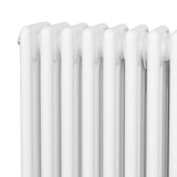 Traditionell vit 4-kolonnsradiator i 600 x 605 mm med släta, glänsande ytor och rundade kanter för ett klassiskt utseende