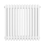 Traditionell vit 4-kolonnsradiator med släta, runda rör och en kompakt design, perfekt för effektiv uppvärmning i hemmet