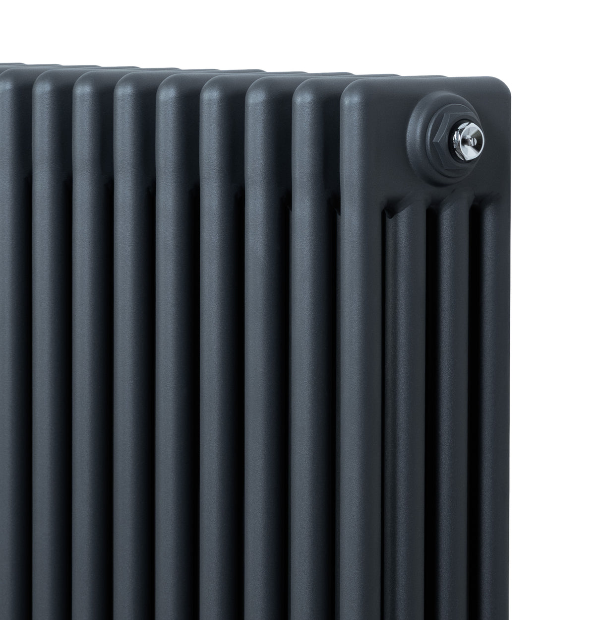 Traditionell 4-kolonnsradiator i antracitgrå med släta ytor och tydliga linjer, perfekt för modern inredning och effektiv uppvärmning