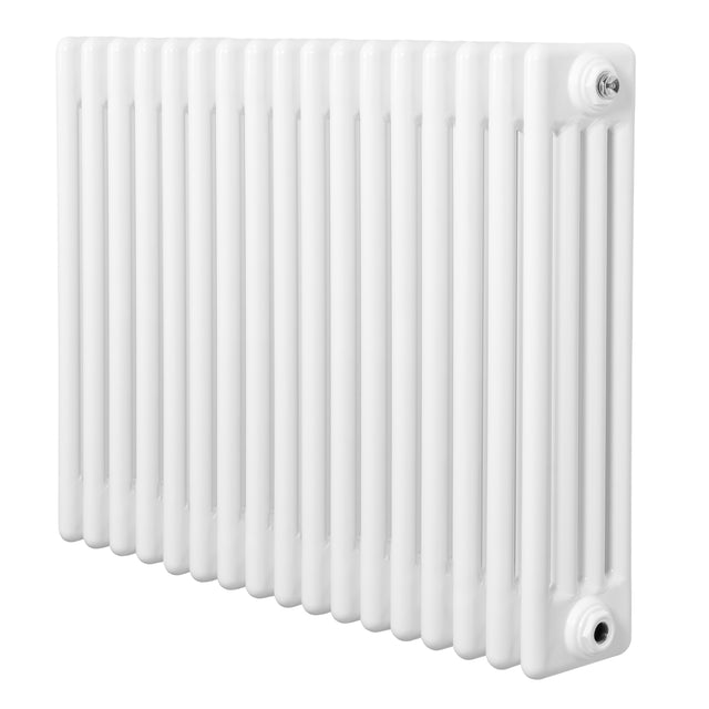 Traditionell vit 4-kolonnsradiator med släta ytor och rundade hörn, perfekt för att ge värme och stil i hemmet