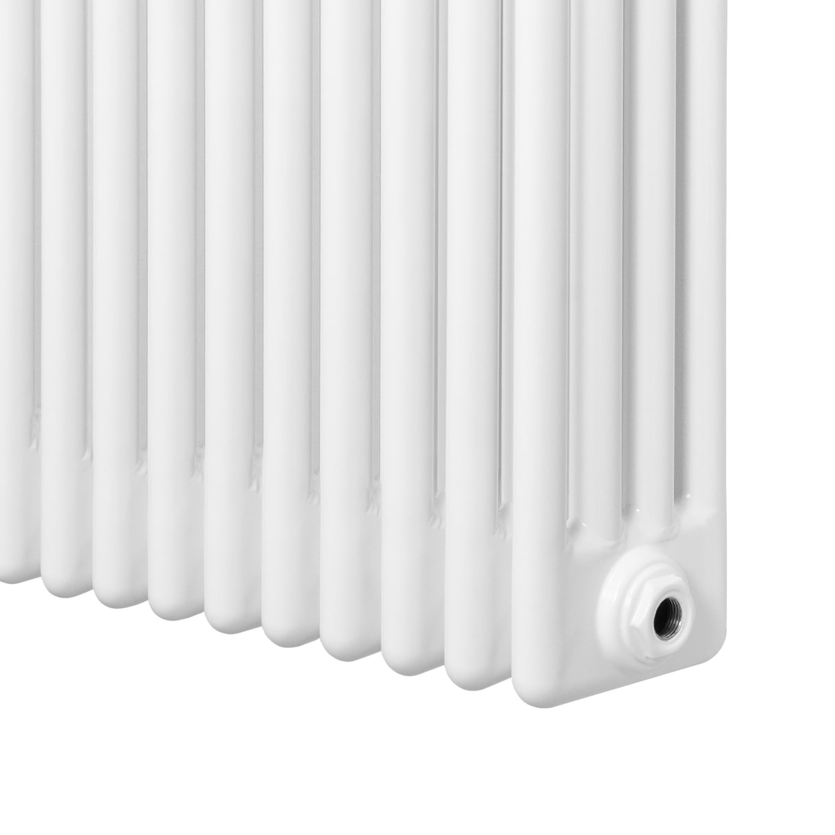Traditionell vit 4-kolonnsradiator med släta ytor och rundade hörn, perfekt för att ge värme och stil i hemmet