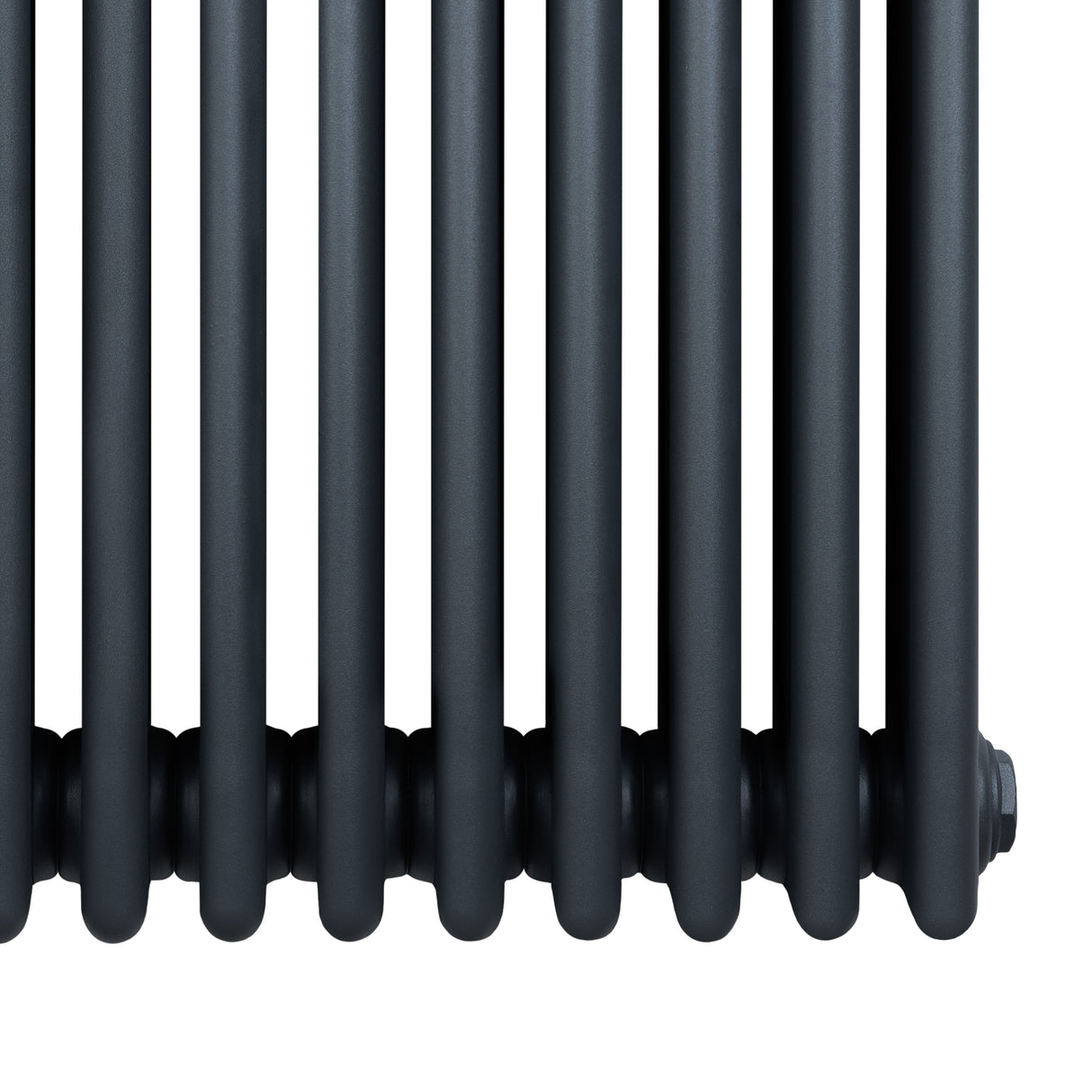 Traditionell 4-kolonnsradiator i antracitgrå, med släta, rundade rör och en elegant, industriell design som passar moderna hem