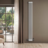 Vit traditionell 4-kolonnsradiator i metall, 1800 x 200 mm, monterad på vägg med fönster och gardiner i bakgrunden
