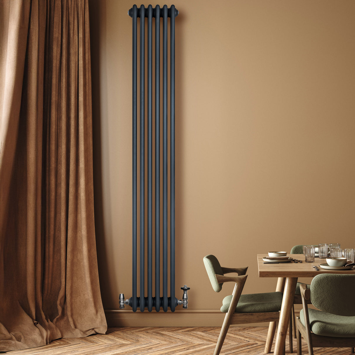 Traditionell 4-kolonnsradiator i antracitgrå, smal och lång, monterad på vägg med elegant trägolv och mjuka textilier i bakgrunden