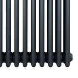 Traditionell 4-kolonnsradiator i antracitgrå, med släta, rundade rör och en robust, industriell design för effektiv uppvärmning