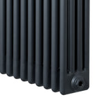 Traditionell 4-kolonnsradiator i antracitgrå, med släta ytor och tydliga vertikala ribbor, perfekt för effektiv uppvärmning