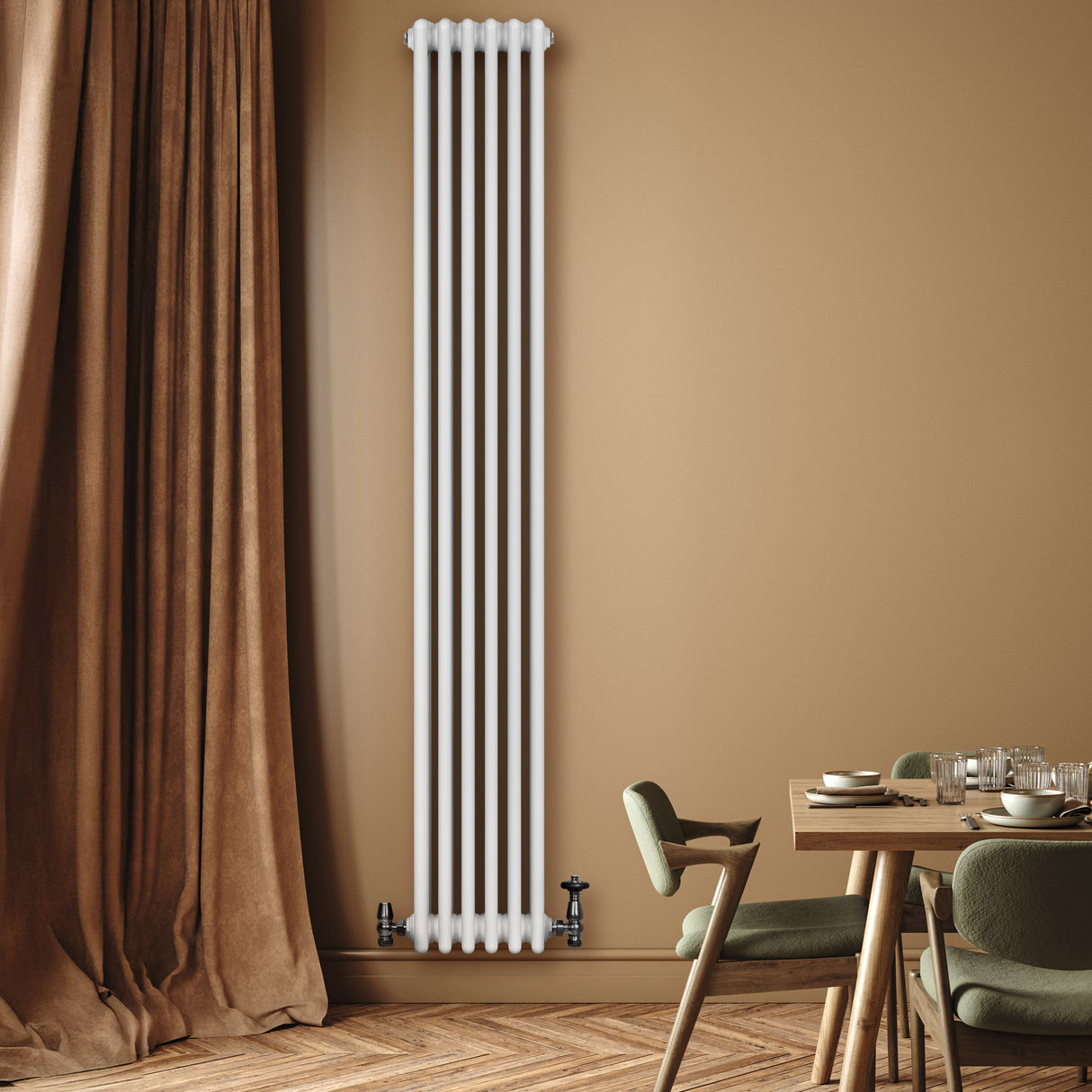 Vit traditionell 4-kolonnsradiator i metall, 1800 x 290 mm, monterad på vägg i ett rum med beige väggar och trädetaljer