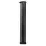 Svart traditionell 4-kolonnsradiator med slanka, vertikala rör och en elegant, matt yta, mått 1800 x 290 mm