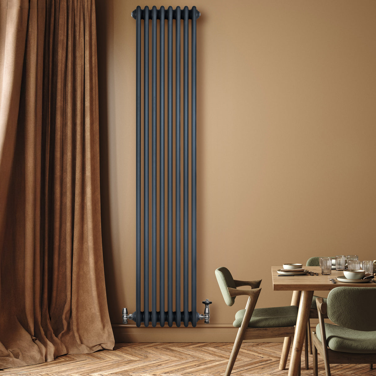 Traditionell antracitgrå 4-kolonnsradiator i metall, 1800 x 380 mm, monterad på vägg med eleganta detaljer och stilren design