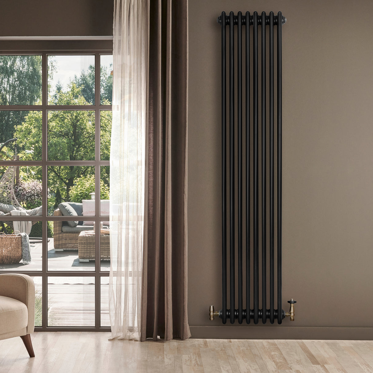 Svart traditionell 4-kolonnsradiator i metall, 1800 x 380 mm, monterad på vägg med synliga rör och ventiler, elegant design