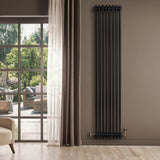 Svart traditionell 4-kolonnsradiator i metall, 1800 x 380 mm, monterad på vägg med synliga rör och ventiler, elegant design