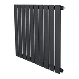 Platt enkelpelarradiator i antracitgrå, 600 x 700 mm, med släta, vertikala lameller och en modern, minimalistisk design
