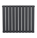 Platt enkelpelarradiator i antracitgrå med släta, vertikala lameller och en modern, minimalistisk design, mått 600 x 700 mm