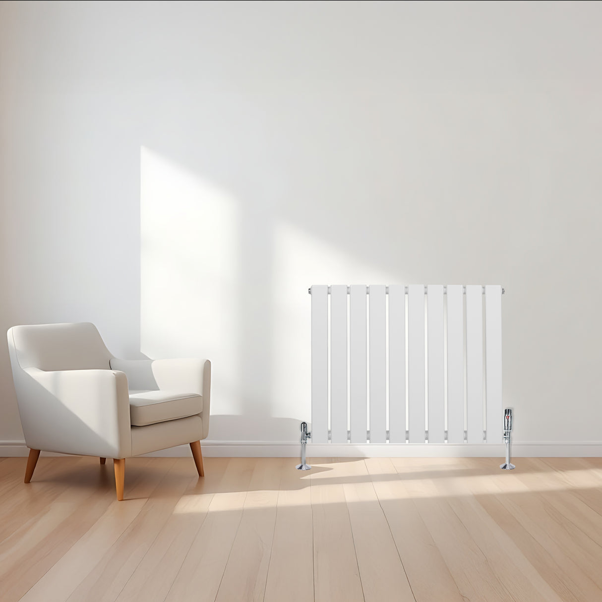 Platt enkelkolumnsradiator i vit färg, 600 × 700 mm, med släta ytor och moderna ben, placerad i ett ljust rum med trägolv