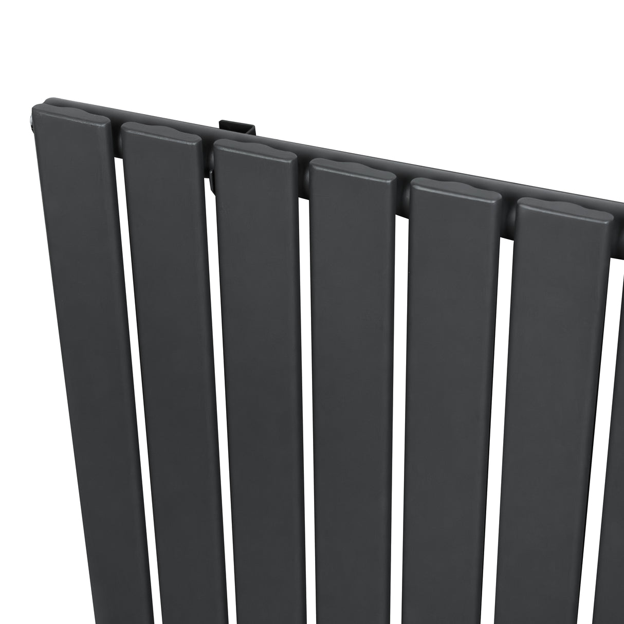 Platt enkelpelarradiator i antracitgrå med släta, vertikala ribbor och modern design, perfekt för uppvärmning av rum