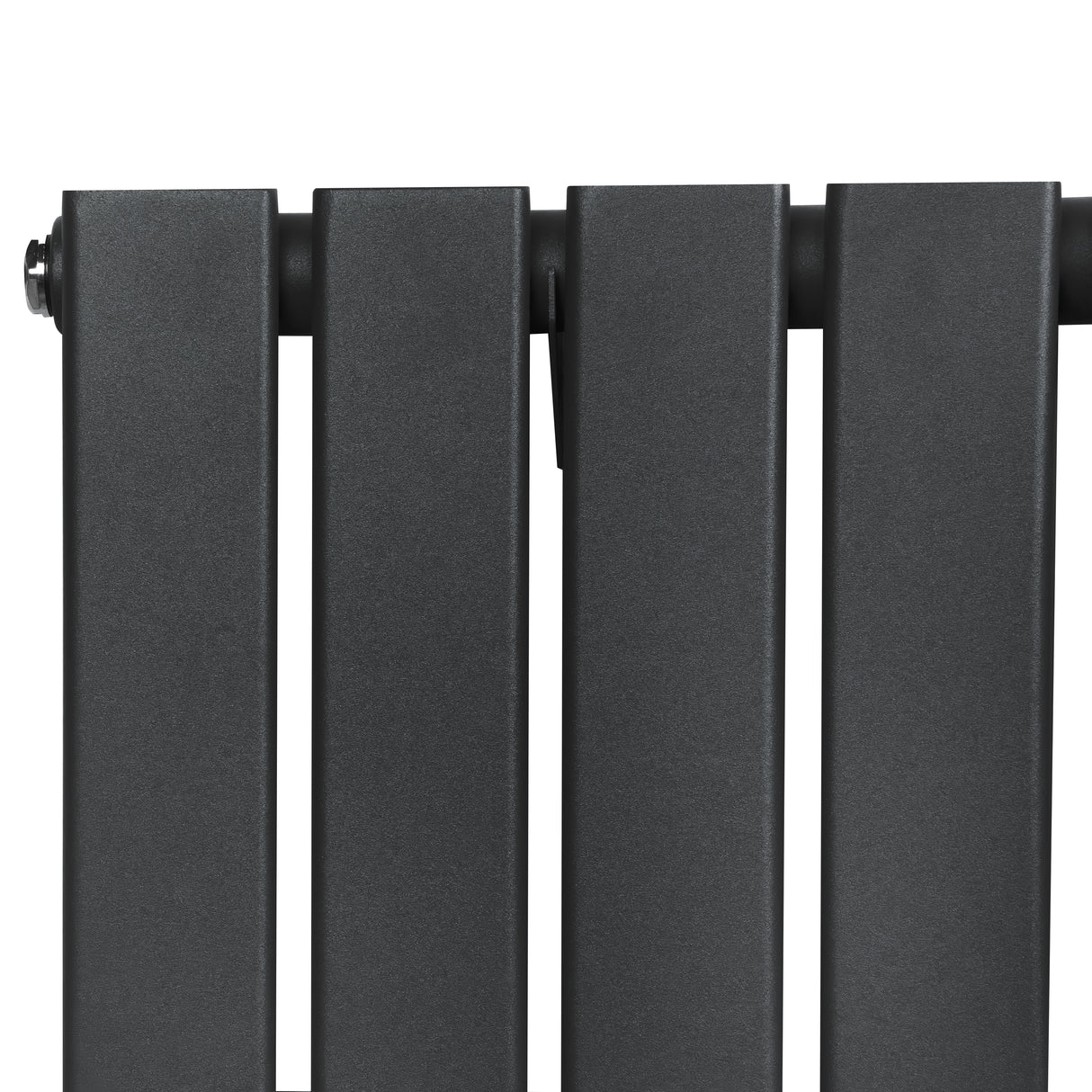 Platt enkelpelarradiator i antracitgrå med släta, rektangulära sektioner och en modern, stilren design för effektiv uppvärmning