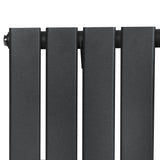 Platt enkelpelarradiator i antracitgrå med släta, rektangulära sektioner och en modern, stilren design för effektiv uppvärmning