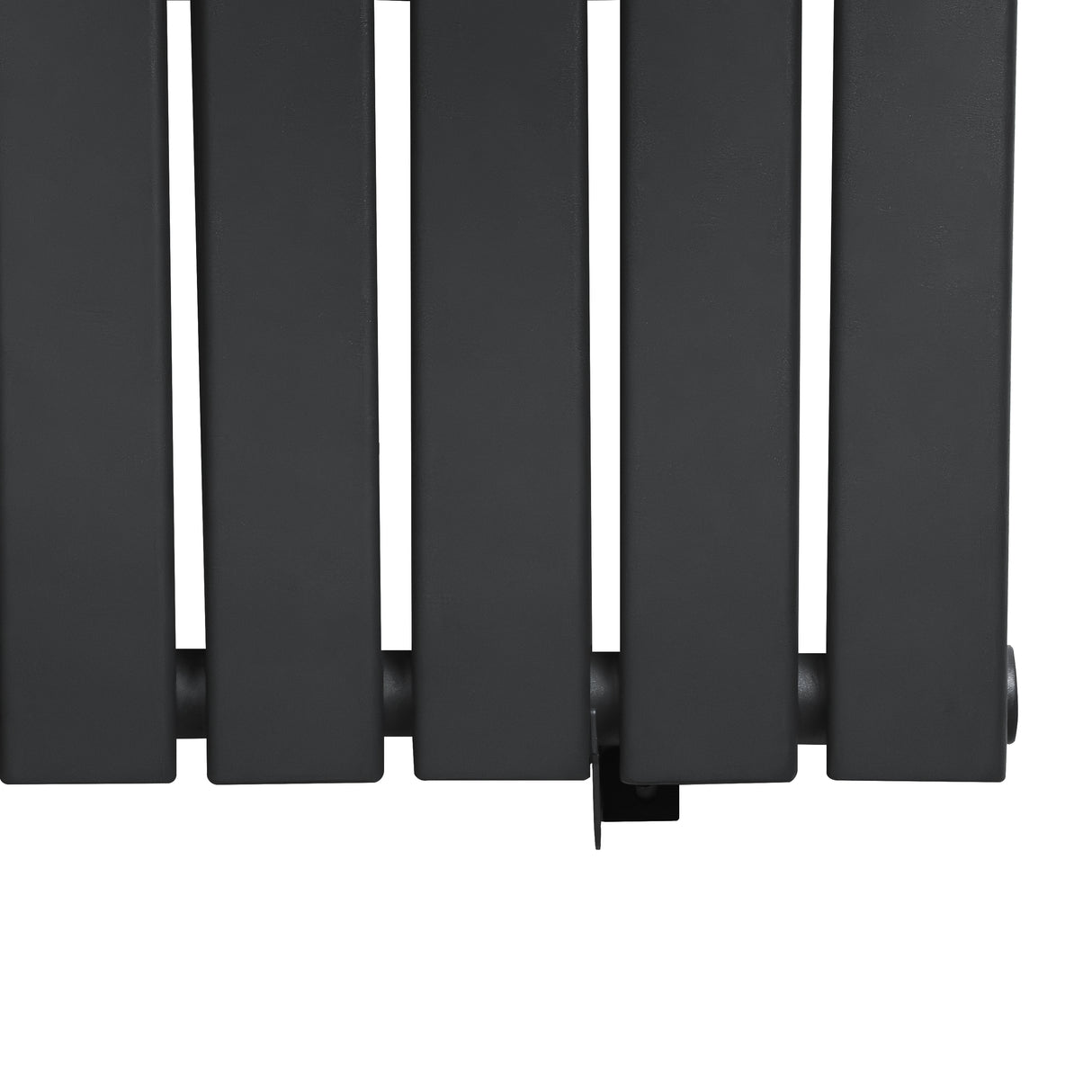 Platt enkelpelarradiator i antracitgrå färg, med släta, rektangulära sektioner och en modern, minimalistisk design