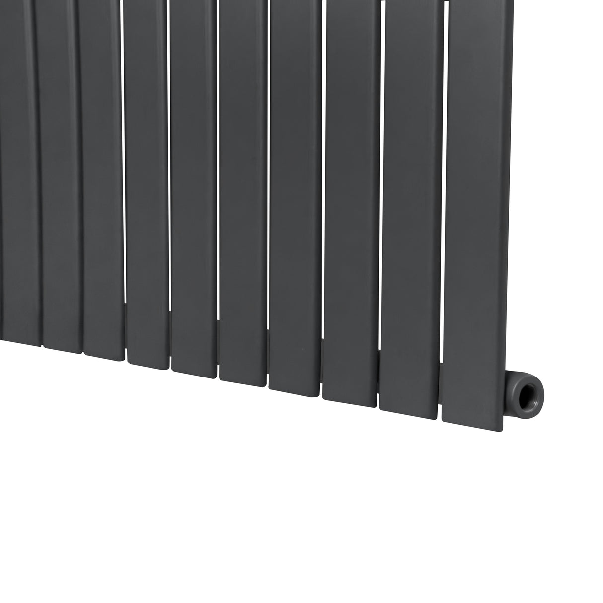Platt enkelpelarradiator i antracitgrå, 600 x 910 mm, med släta, vertikala lameller och en modern, minimalistisk design
