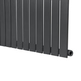 Platt enkelpelarradiator i antracitgrå, 600 x 910 mm, med släta, vertikala lameller och en modern, minimalistisk design