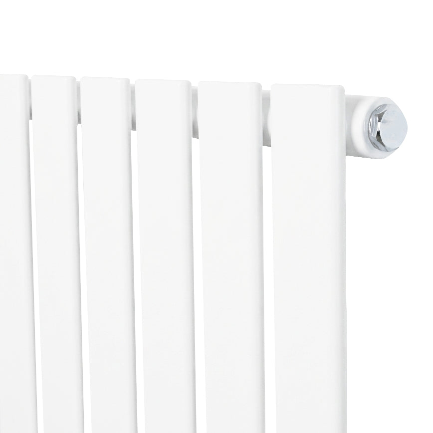 Platt enkelpelarradiator i vit färg, 600 x 910 mm, med släta, vertikala ribbor och en modern, minimalistisk design