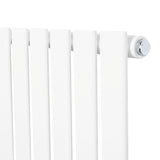 Platt enkelpelarradiator i vit färg, 600 x 910 mm, med släta, vertikala ribbor och en modern, minimalistisk design