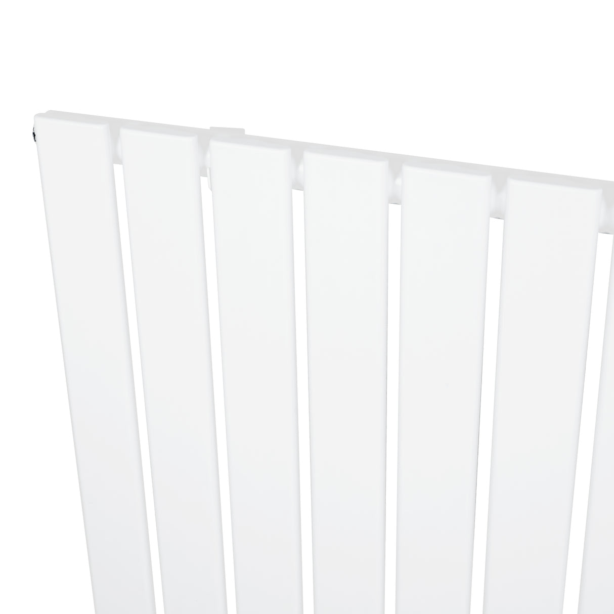 Platt enkelpelarradiator i vit färg, med släta, rektangulära ribbor och en modern, minimalistisk design för effektiv uppvärmning