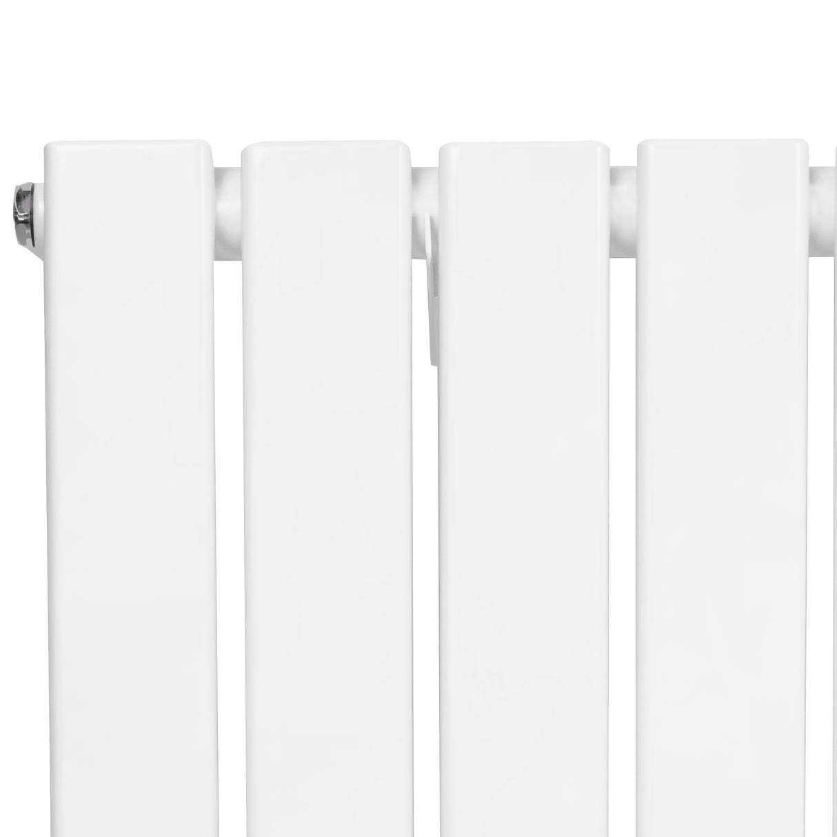 Platt enkelpelarradiator i vit färg, med släta ytor och rektangulära sektioner, perfekt för effektiv uppvärmning i hemmet