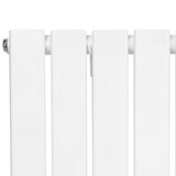 Platt enkelpelarradiator i vit färg, med släta ytor och rektangulära sektioner, perfekt för effektiv uppvärmning i hemmet