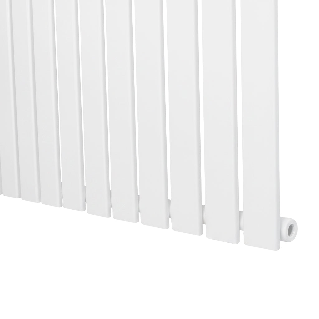 Platt enkelpelarradiator i vit färg, 600 x 910 mm, med släta ytor och vertikala ribbor för effektiv värmefördelning