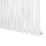 Platt enkelpelarradiator i vit färg, 600 x 910 mm, med släta ytor och vertikala ribbor för effektiv värmefördelning