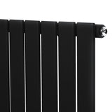 Svart platt enkelpelarradiator med släta, vertikala ribbor och glänsande fäste, perfekt för modern inredning