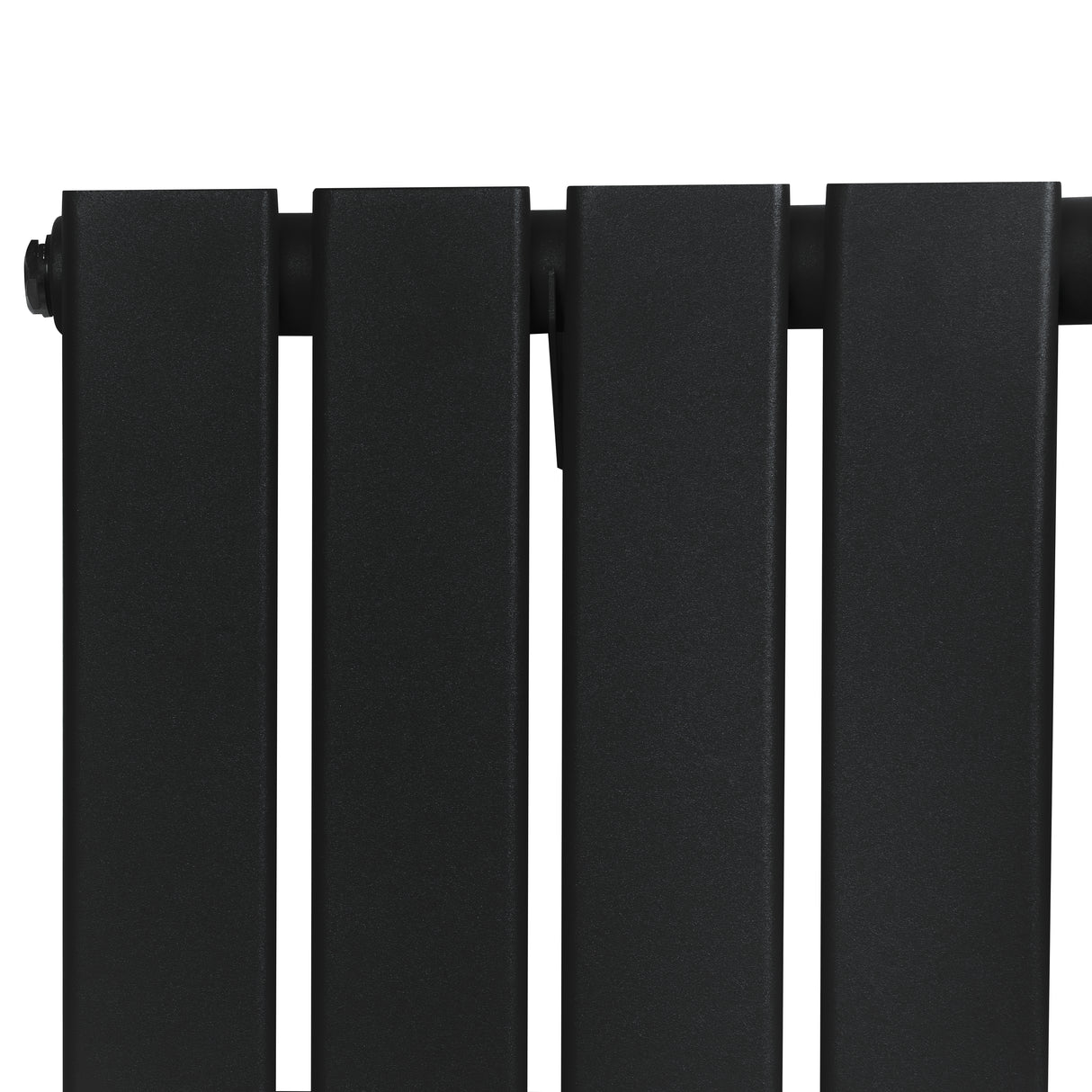 Svart platt enkelpelarradiator med fyra vertikala sektioner, slät yta och modern design, perfekt för effektiv uppvärmning