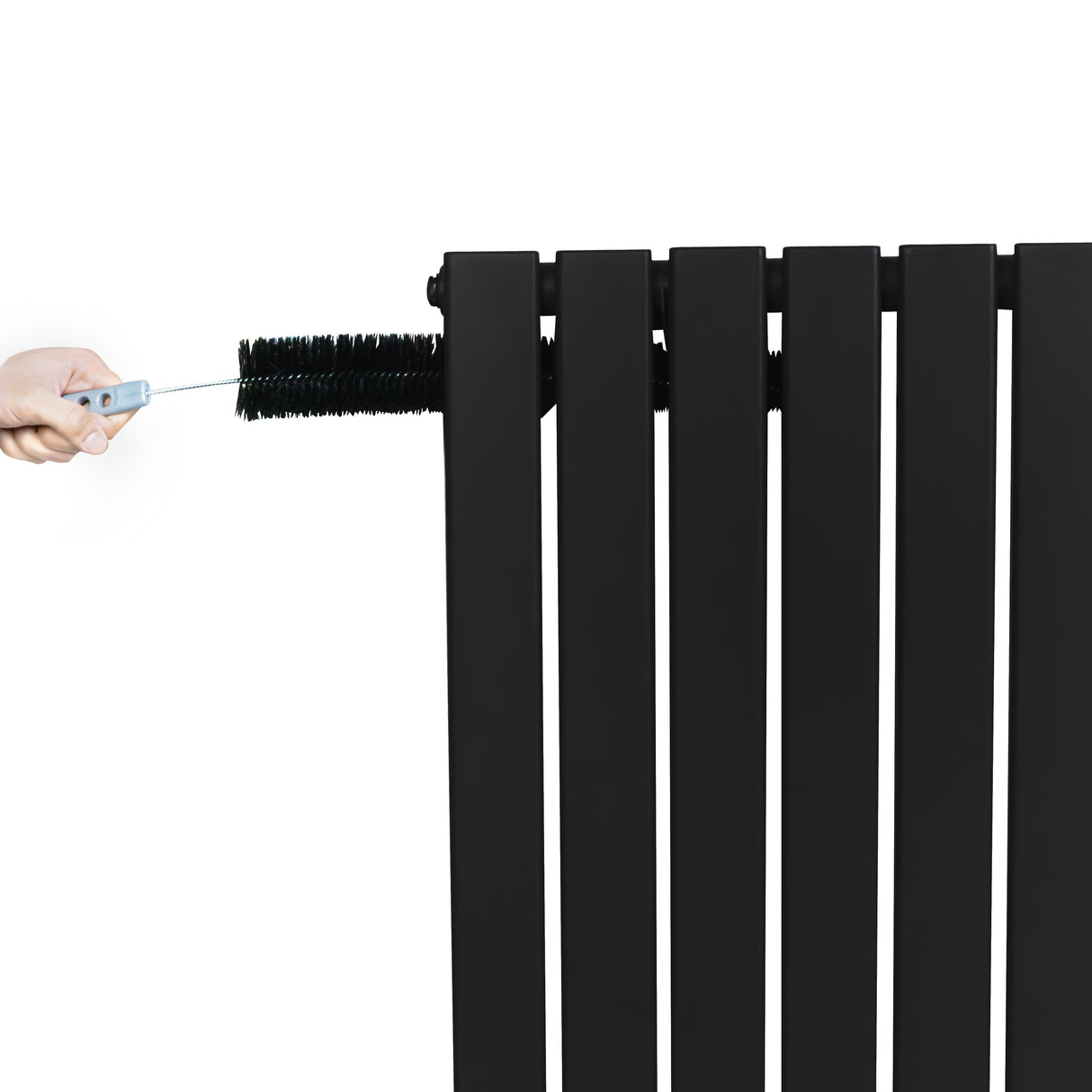 Svart platt enkelpelarradiator med släta ytor och raka linjer, installeras med verktyg för enkel montering och funktionalitet