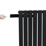 Svart platt enkelpelarradiator med släta ytor och raka linjer, installeras med verktyg för enkel montering och funktionalitet