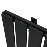 Svart platt enkelpelarradiator med släta ytor och rundade kanter, mått 600 x 910 mm, perfekt för modern inredning