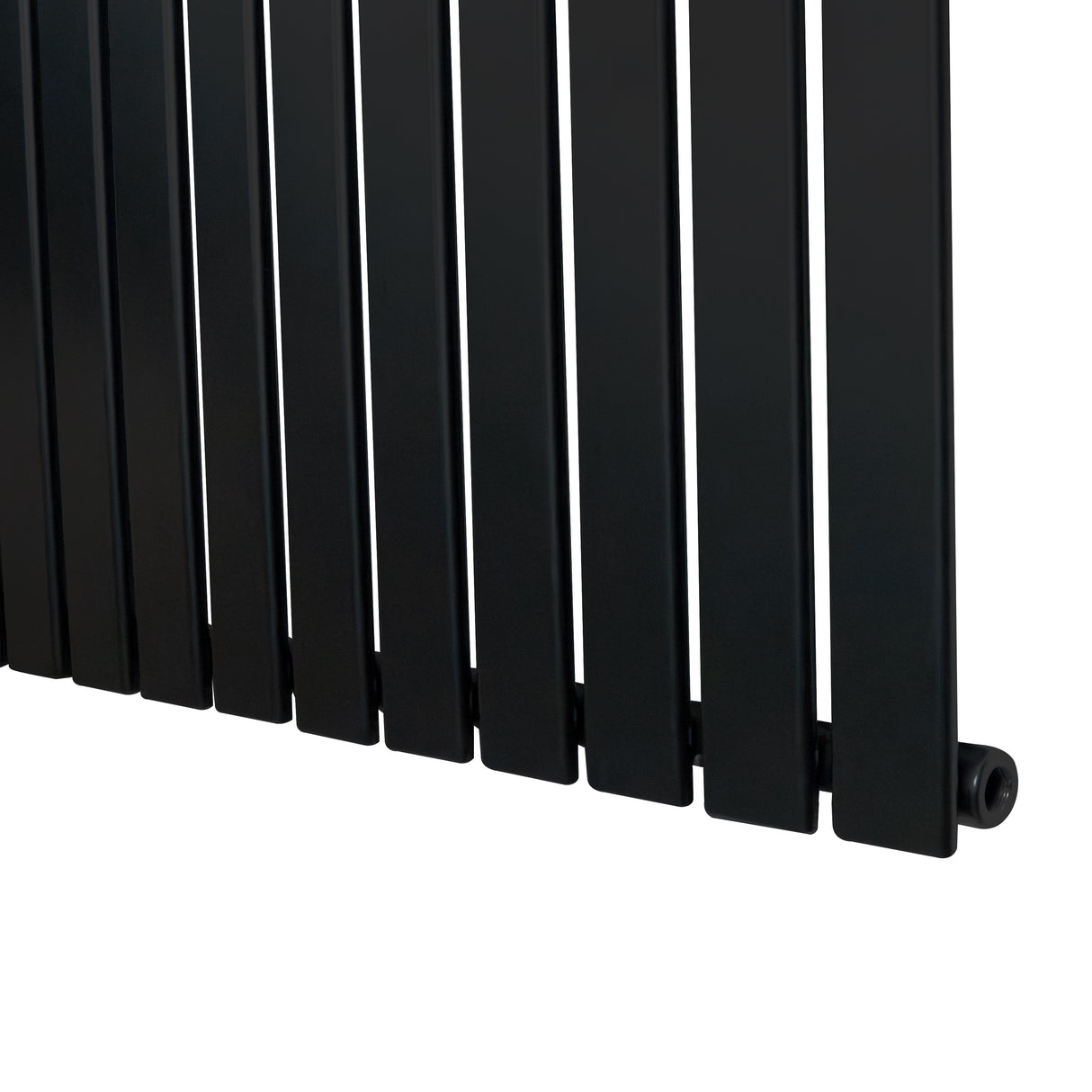 Svart platt enkelpelarradiator med släta, vertikala ribbor och rundade hörn, perfekt för modern inredning och effektiv uppvärmning