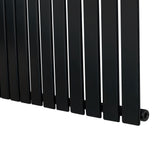 Svart platt enkelpelarradiator med släta, vertikala ribbor och rundade hörn, perfekt för modern inredning och effektiv uppvärmning