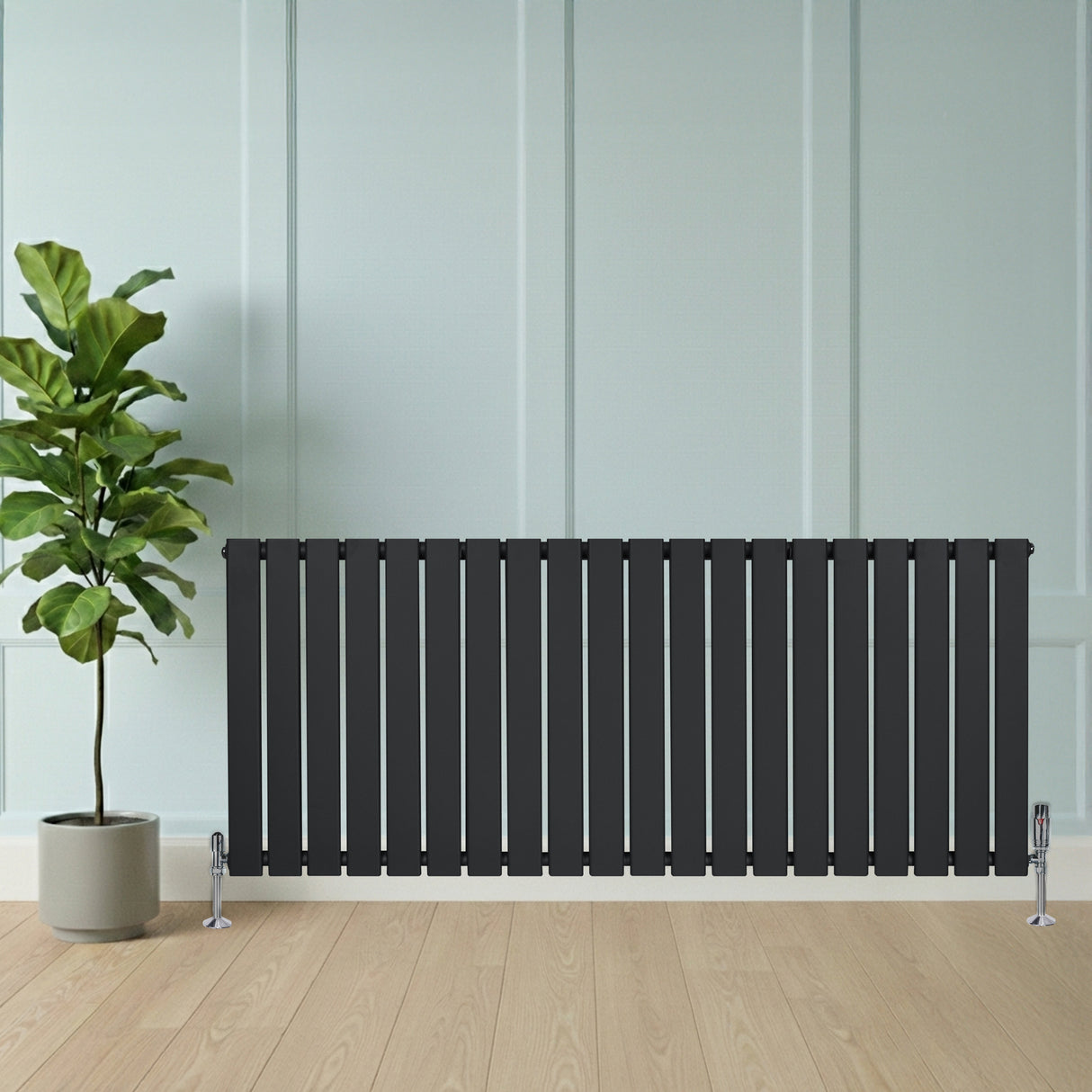 Platt enkelpelarradiator i antracitgrå, 600 x 1400 mm, med släta ytor och vertikala lameller, placerad framför en vägg och en krukväxt
