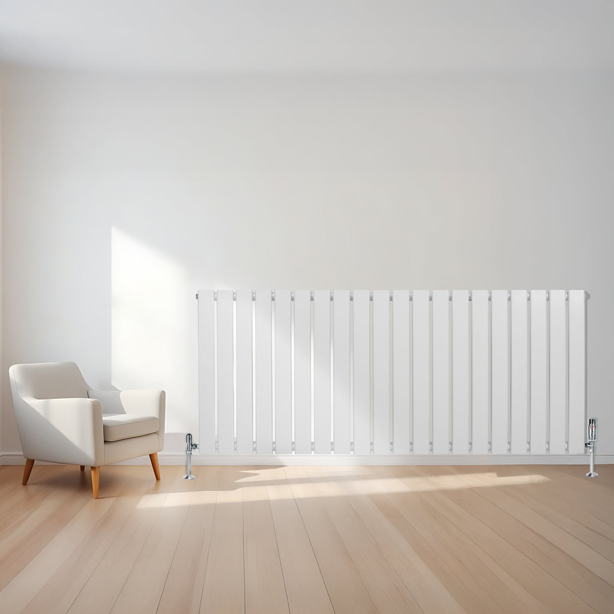 Vit platt enkelpelarradiator i 600 x 1400 mm, med släta ytor och moderna linjer, placerad mot en ljus vägg i ett rum med trägolv