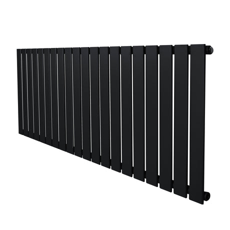 Svart platt enkelpelarradiator med släta, vertikala lameller, mått 600 x 1400 mm, perfekt för modern inredning