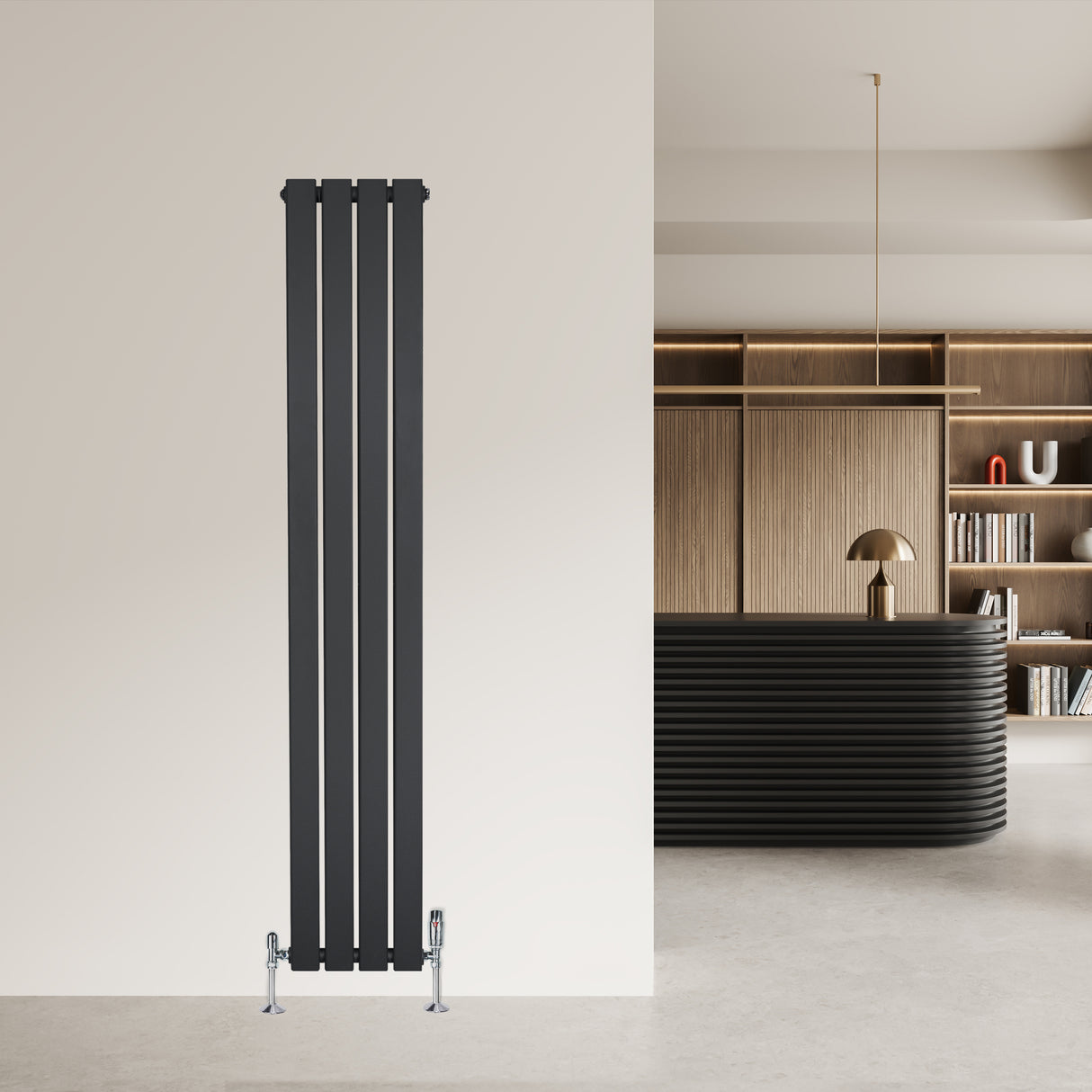 Platt antracitgrå enkelpelarradiator med fyra vertikala lameller, monterad på en vägg i en modern inredning med stilren design