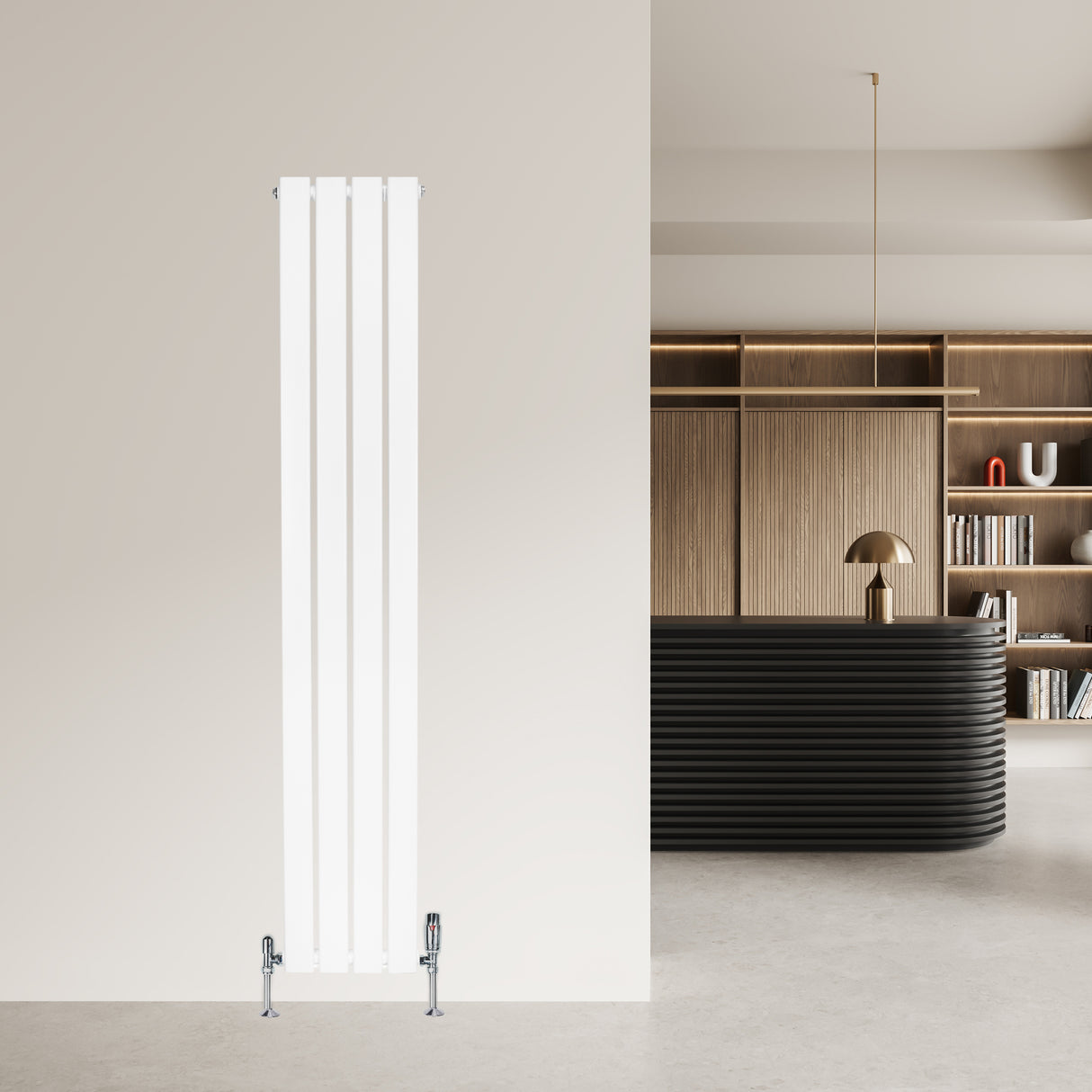 Platt enkelpelarradiator i vit färg, 1600 x 280 mm, med släta ytor och moderna linjer, placerad mot en neutral vägg