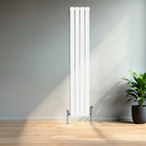 Vit platt enkelpelarradiator med fyra vertikala sektioner, monterad på golvet, med en modern design och kromade ventiler
