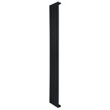 Svart platt enkelpelarradiator med slanka, vertikala ribbor, mått 1600 x 280 mm, perfekt för moderna inredningar