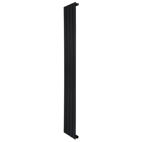 Svart platt enkelpelarradiator med slanka, vertikala ribbor, mått 1600 x 280 mm, perfekt för moderna inredningar