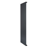 Platt enkelpelarradiator i antracitgrå, 1600 x 420 mm, med släta, vertikala lameller och en modern, stilren design